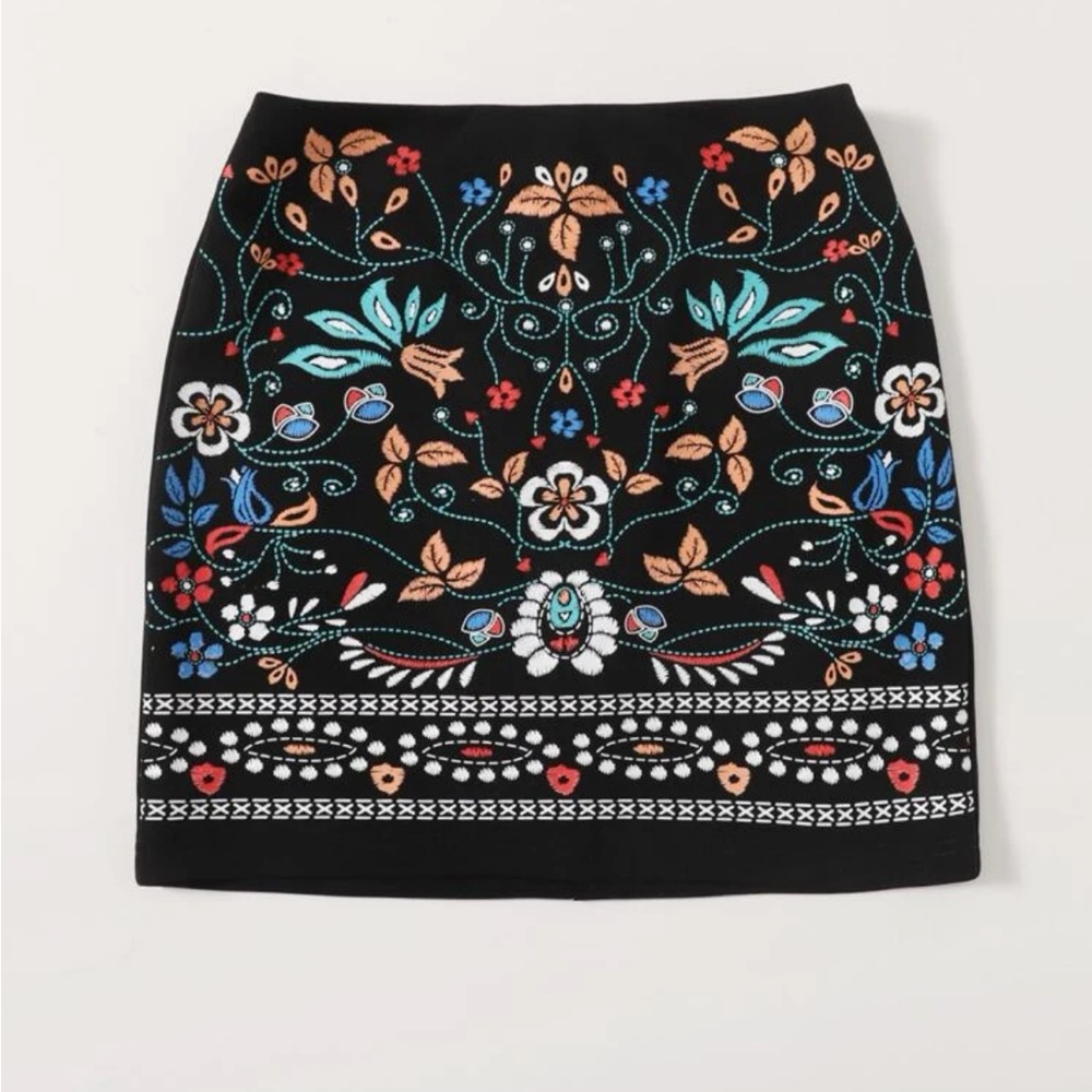 Black embroidered pattern skirt